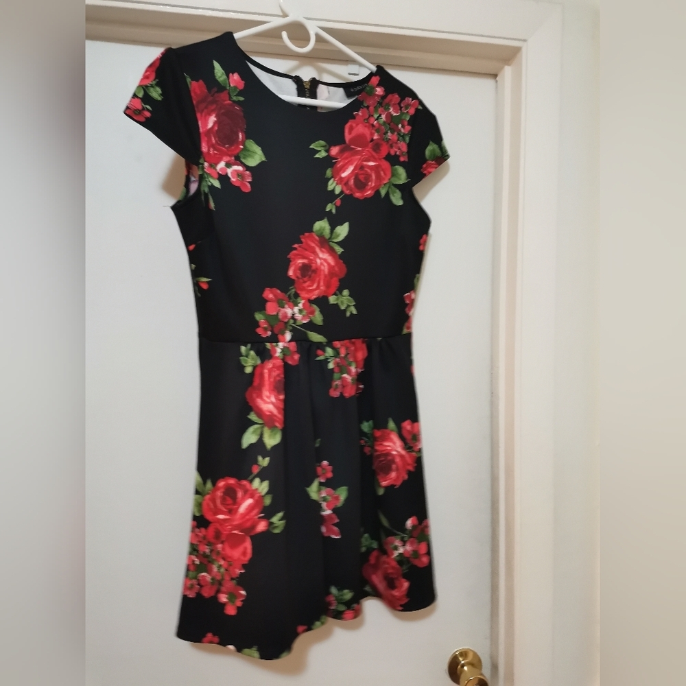B. Darlin Junior Floral Dress - Picture 2 of 5